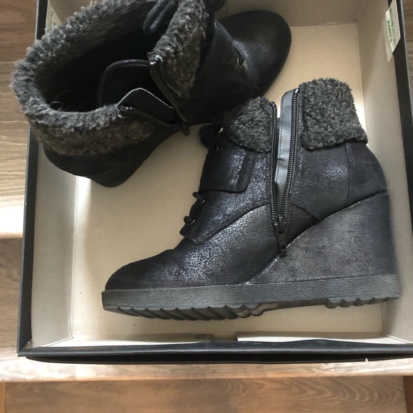 Vera Wang Black Bootie - Picture 3 of 7